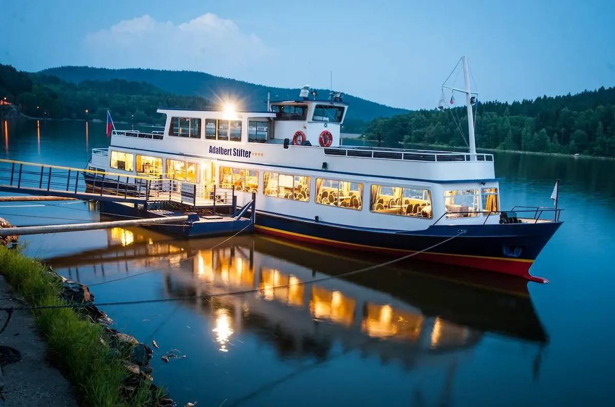 Lipno plavba parníkem. Plavba na Lipně vyhlídková loď